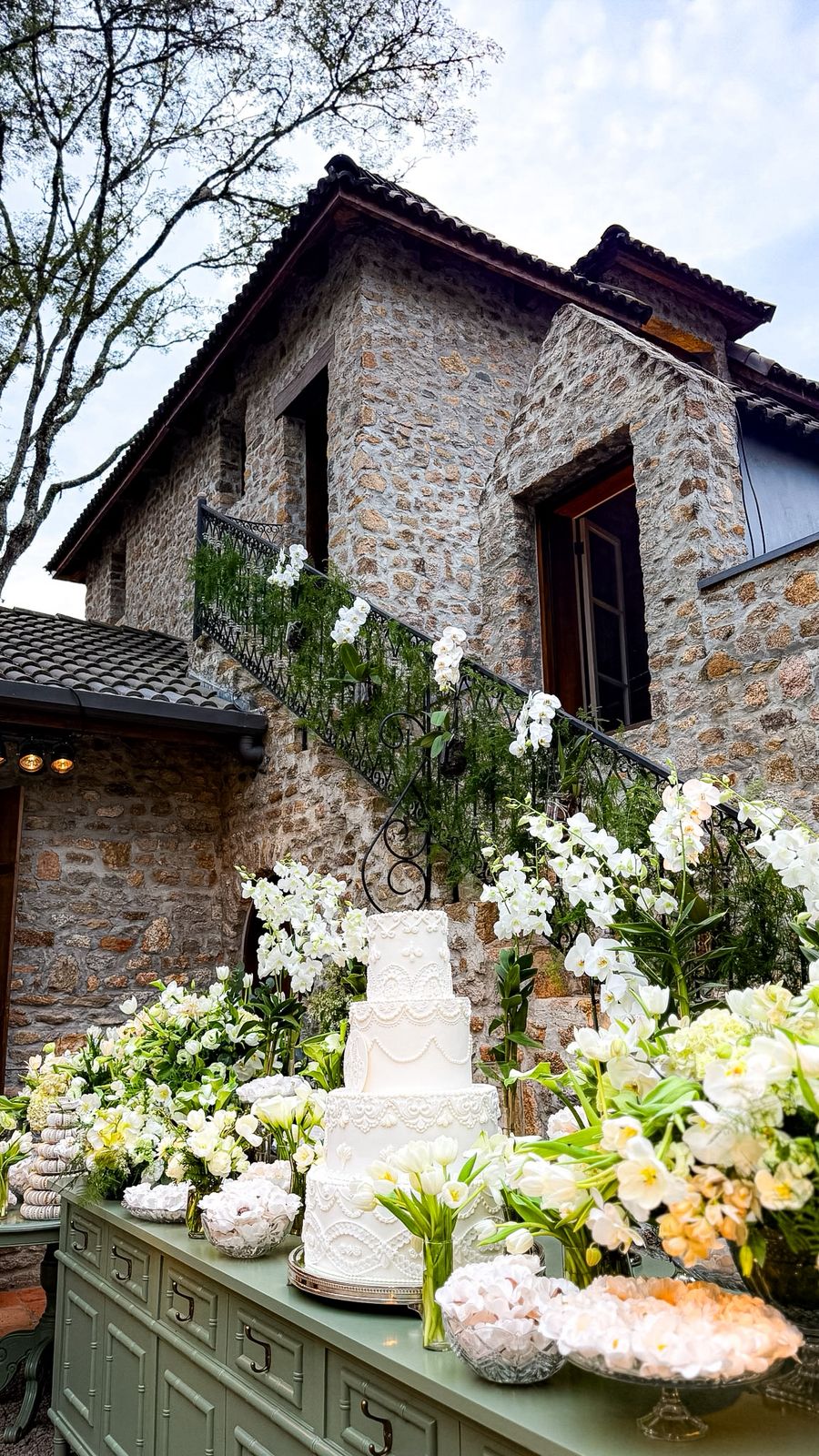 Portão decorado com arranjo floral de rosas brancas